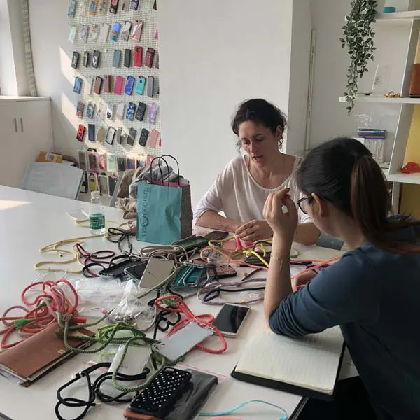 Oversea Meeting for the Most Popular Smart Phone Necklace Handyketten ( Phone Case )